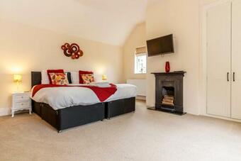 Donisthorpe Villa Sleeps 20 Wifi