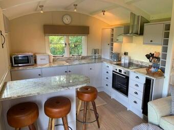 5* Shep Hut With Far Reaching Views Of Devon