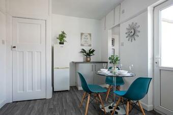 Apartamento Bright Fieldhouse Contractor And Family House Inc Free Parking By Comfyworkers