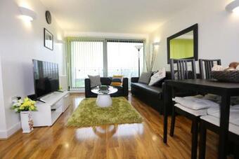 Lovely View 2 Beds 2 Bath Apartment, London