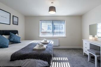 Spacious Contractor House For Large Groups - Free Parking By Klarok Accommodation Ltd