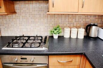 Hostal (1fg-01) Dreams Unlimited- Staines/heathrow