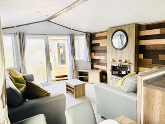 Stunning 2-bed Lodge With Hot Tub East Coast