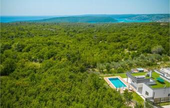 Stunning Home In Sveti Lovrec Labinski W/ Outdoor Swimming Pool, Jacuzzi And 3 Bedrooms