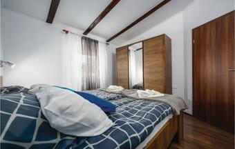 Three-bedroom Holiday Home In Buje