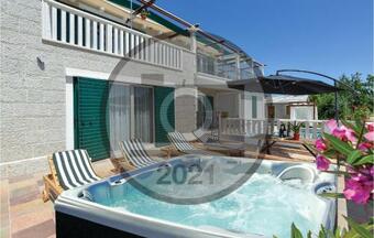 Nice Home In Cista Provo With Wifi, Outdoor Swimming Pool And 5 Bedrooms