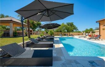 Beautiful Home In Savicenta W/ Outdoor Swimming Pool, Sauna And 6 Bedrooms