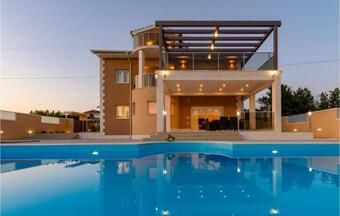 Nice Home In Dubrava Kod Sibenika W/ Outdoor Swimming Pool, Wifi And 5 Bedrooms