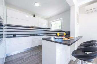 Mihatovici Villa Sleeps 6 Pool Air Con Wifi