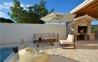Stunning Home In Pozorac W/ Outdoor Swimming Pool And 3 Bedrooms