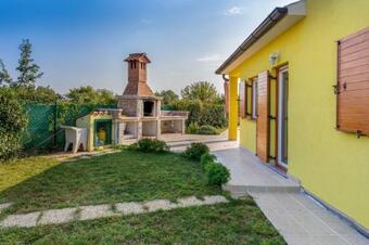 Delightful Villa With Pool For 6 Persons