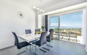 Four-bedroom Holiday Home In Mravince