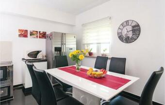 Five-bedroom Holiday Home In Obrovac Sinjski