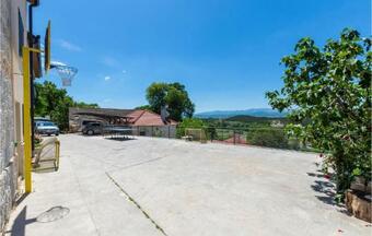 Stunning Home In Otok W/ Outdoor Swimming Pool, Jacuzzi And 4 Bedrooms