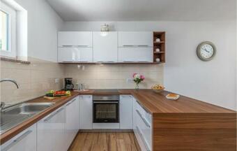 Stunning Home In Orihi W/ Outdoor Swimming Pool, Wifi And 3 Bedrooms