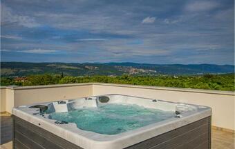 Amazing Home In Poljica W/ Outdoor Swimming Pool, Jacuzzi And Wifi