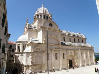 Holiday Home With Pool Tare