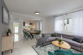 Villa South Gromatic