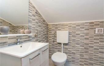 Three-bedroom Holiday Home In Smilcic