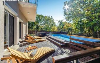 Awesome Home In Srinjine With Jacuzzi And 3 Bedrooms