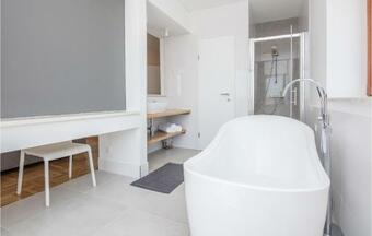 Amazing Home In Tinj W/ Outdoor Swimming Pool, Jacuzzi And 6 Bedrooms