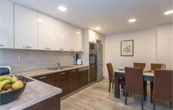 Three-bedroom Holiday Home In Vinjani Donji