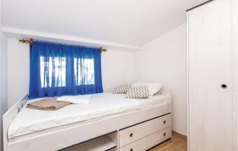 Three-bedroom Apartment In Viskovo