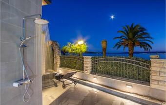 Beautiful Apartment In Kastel Gomilica W/ Jacuzzi, Wifi And 3 Bedrooms