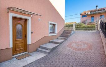 Amazing Apartment In Viskovo With Wifi And 1 Bedrooms