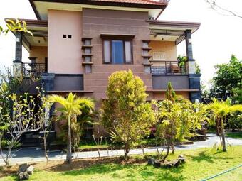 A Very Nice Cozy Family Home With 2 Floors, Fully Furnished.