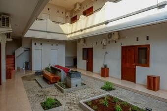 Hostal Reddoorz Near Alun Alun Kudus 2