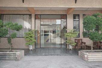 Spot On 2200 Hotel Gunung Sari