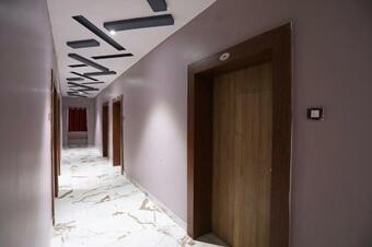 Hotel Oyo 28645 Nirmalya Plaza