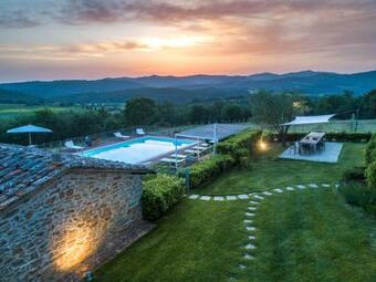 Arezzo Villa Sleeps 20 With Pool