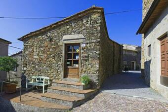 Gualdo Apartment Sleeps 4 With Pool And Wifi