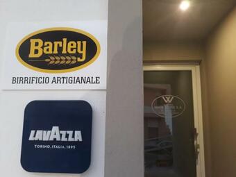 Hostal White House & B.