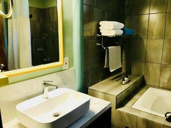 Hostal Room In Apartment - Ocean Frontage Two Bedroom Family Compound With Full Kitchen