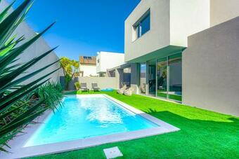 Aroeira Villa Sleeps 6 With Pool And Air Con