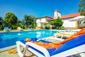 Arribao Villa Sleeps 10 Air Con