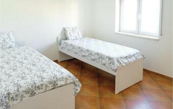 Stunning Home In Ventosa Do Mar W/ Wifi, 4 Bedrooms And Outdoor Swimming Pool