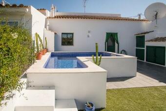 Villa Traditional Countryside Quinta In Santa Barbara De Nexe