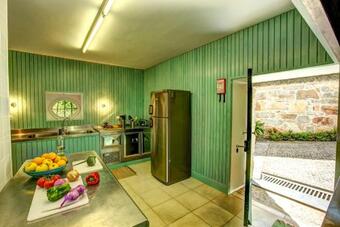 Travassos Villa Sleeps 10 Wifi