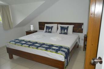 Hostal Chez Payet Airport Guesthouse