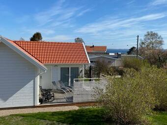 Tv� G�sthus Vid Hav Och Strand