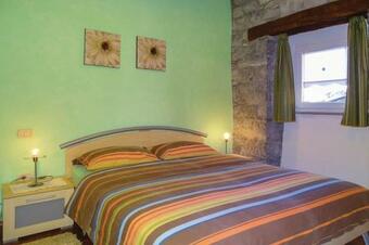 House Gal & Apartment Leila