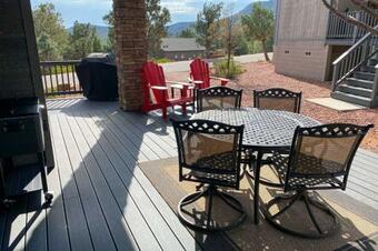 Cosmopolitan Cabin With Mtn View, 1 Mi To Pine!