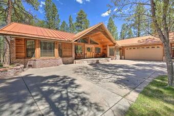 Expansive Pinetop Cabin With Fireplace And Grill!
