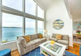 Beach House Bliss! On The Bluff!! Hot Tub! Bbq! Amazing Views!! Fast Wifi!!