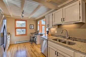 Private River Access, Mtn Views And A Spacious Home