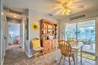 Bright Beach House With Kayaks, 2 Mi To Ocean!